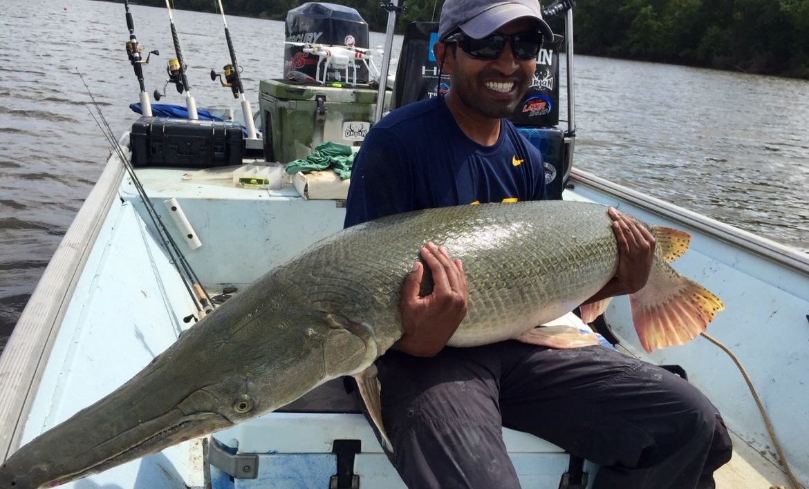 Solomon David holding an alligator gar © Matthew Miller