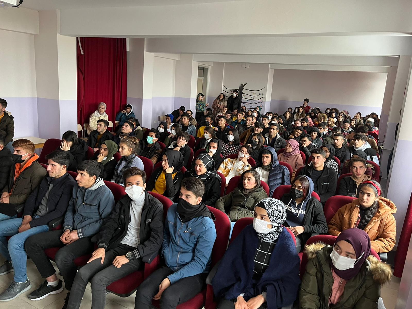 Students listening during a seminar (c) Münevver Oral