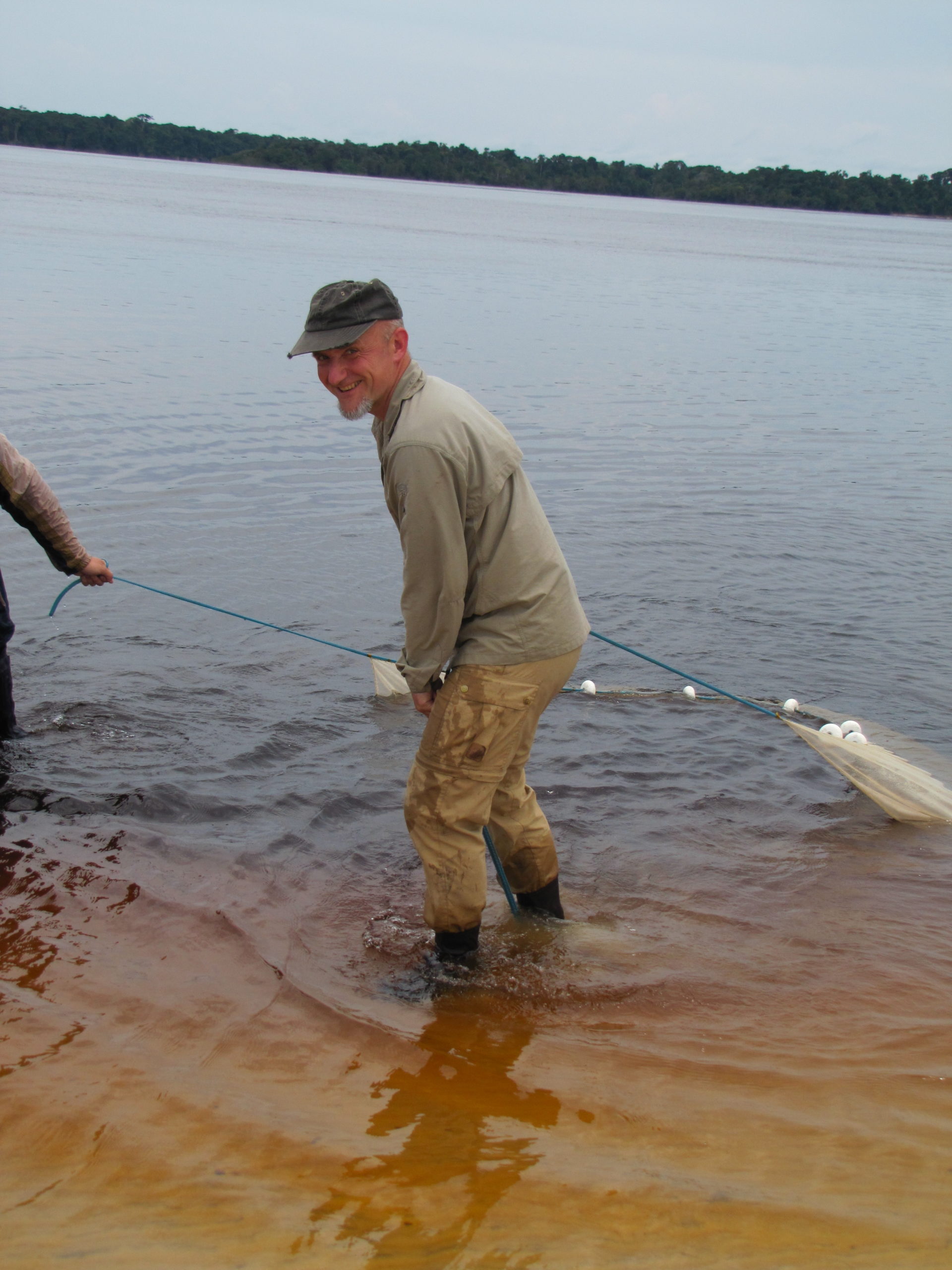 Ralf collecting in the Rio Negro © Ralf Britz