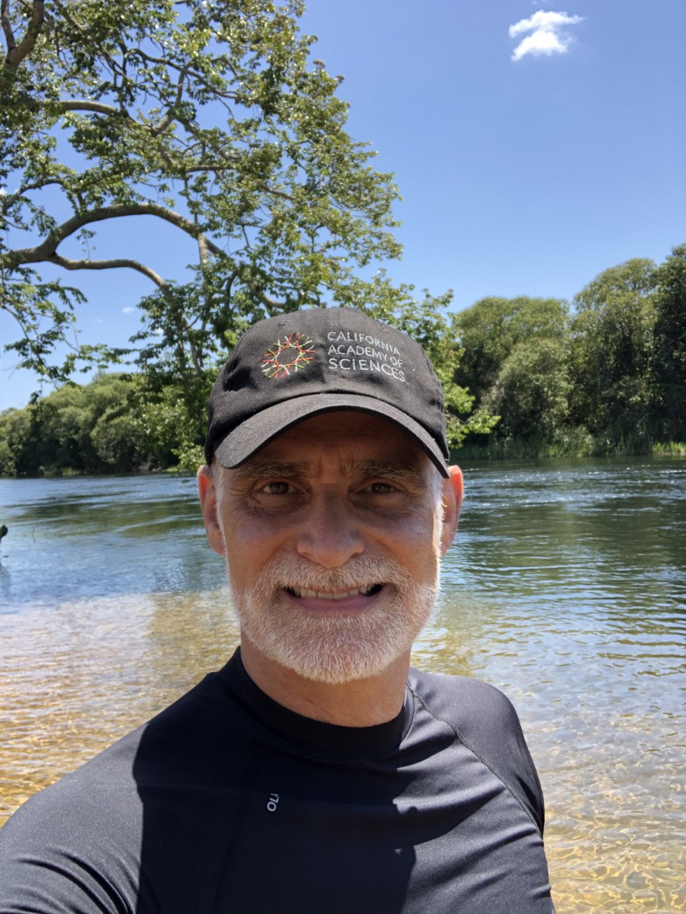 A selfie of photograph of Roberto Reis.