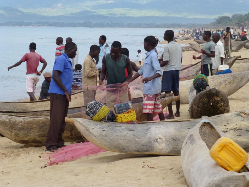 Beach Village Committee members are inspecting nets and confiscationg illegal ones © Ripple Africa
