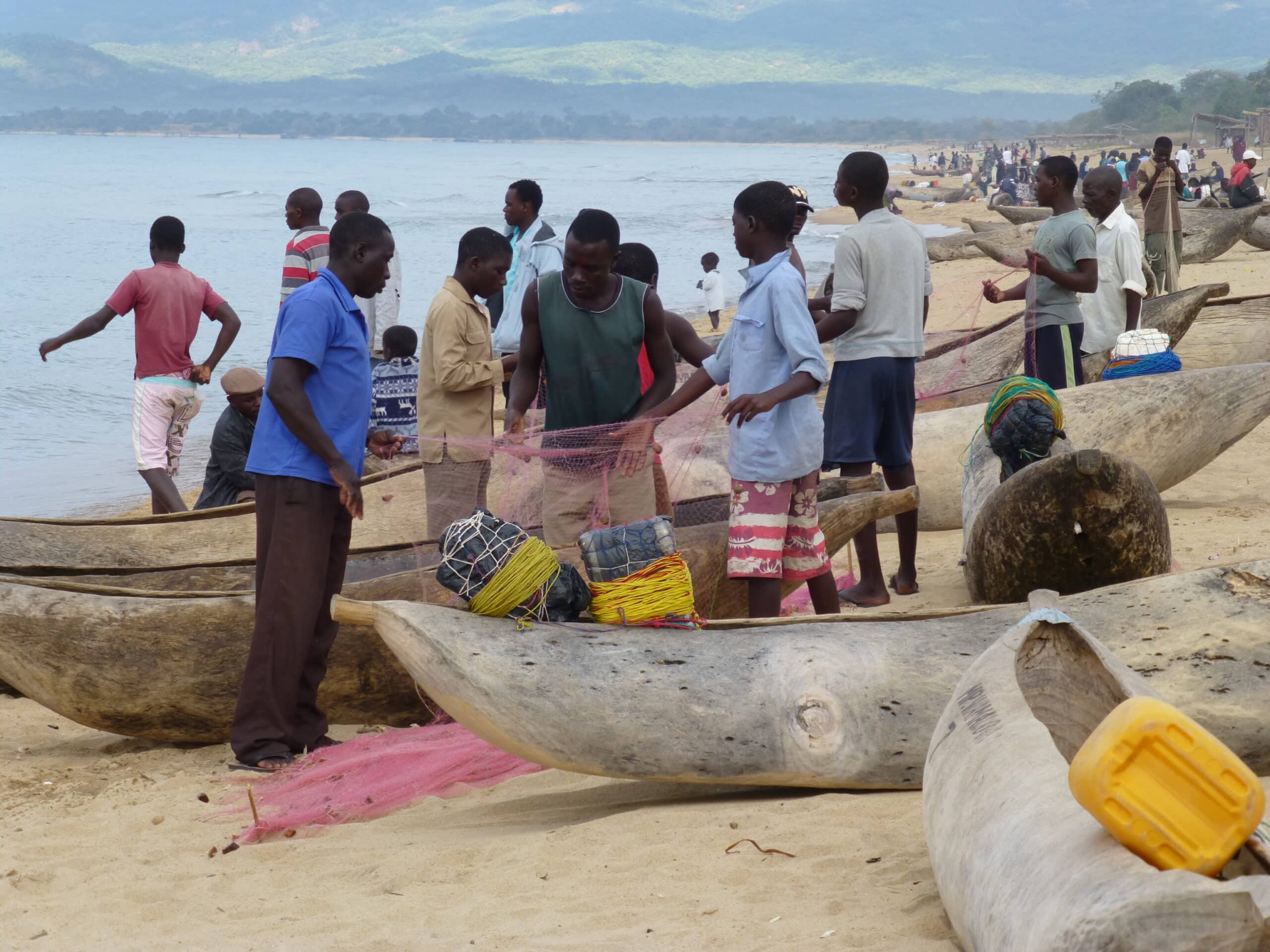 Beach Village Committee members are inspecting nets and confiscationg illegal ones © Ripple Africa