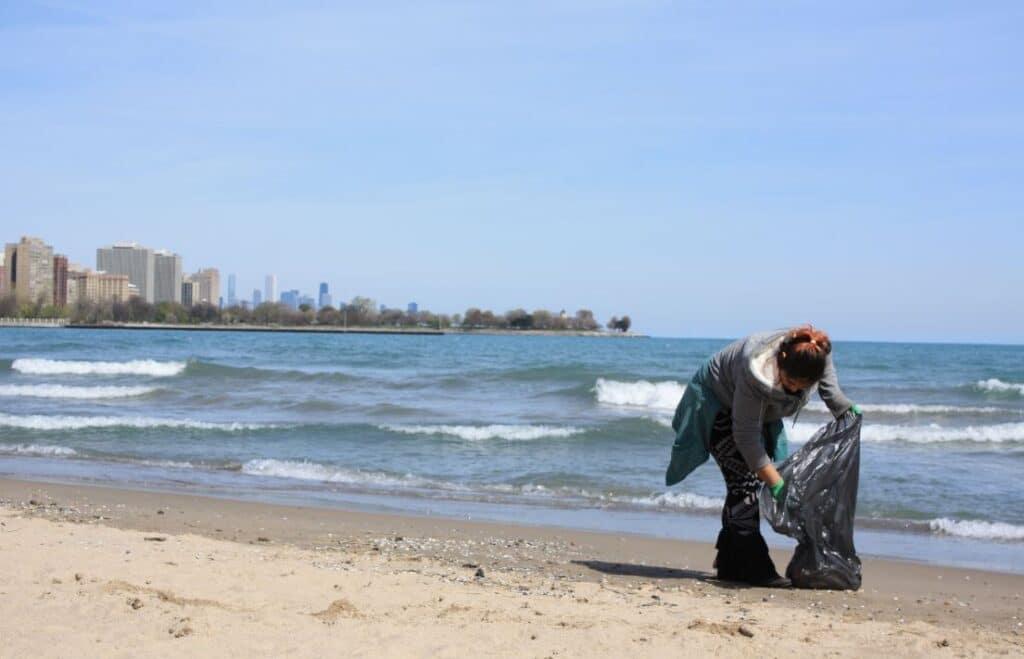 GLAD litter pick up © Shedd Aquarium