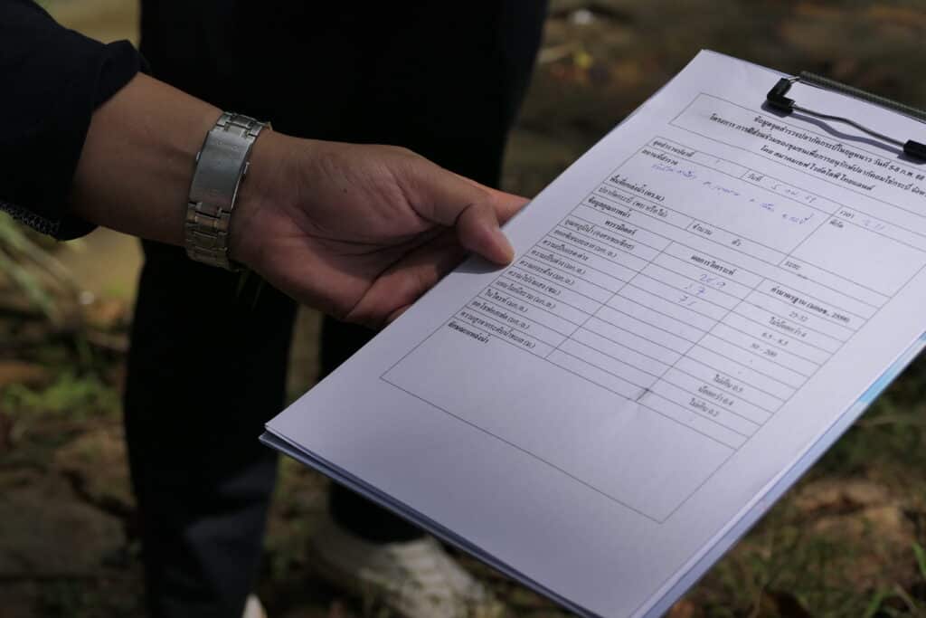 BCST’s survey team record data on the water quality where the species is commonly found © IUCN Asia