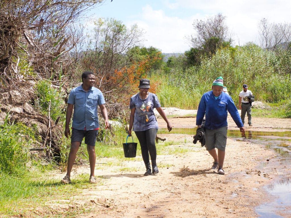 Prof Albert Chakona, Xiluva Mathebula & Nkosinathi Mazungula. © Nuwejaars River Nature Reserve