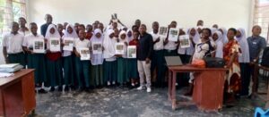 Engaging a local school © David Alila