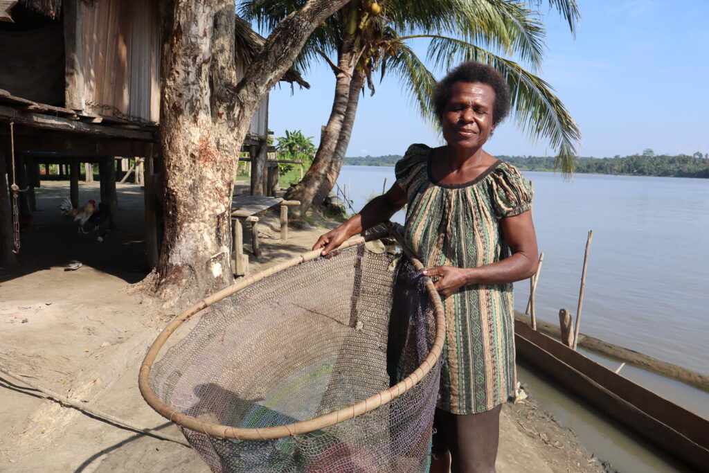 Helen Asu holding Umben © New Guinea Binatang Research Center