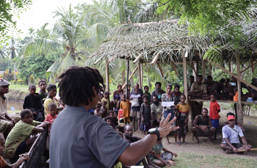 Jerrica Agebigo speaks at a community gathering in Oremai Village about the pipefish and its status as a species endemic to the Sepik River © New Guinea Binatang Research Centre