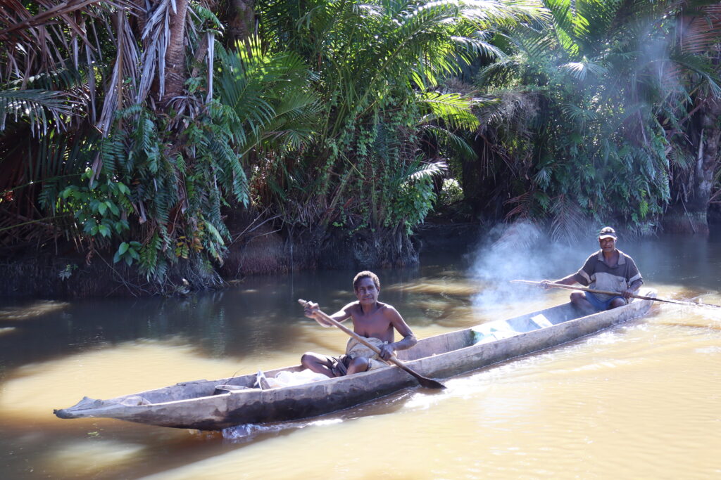 Rebecca & Oscar fishing in the Porapora tributary © New Guinea Binatang Research Center